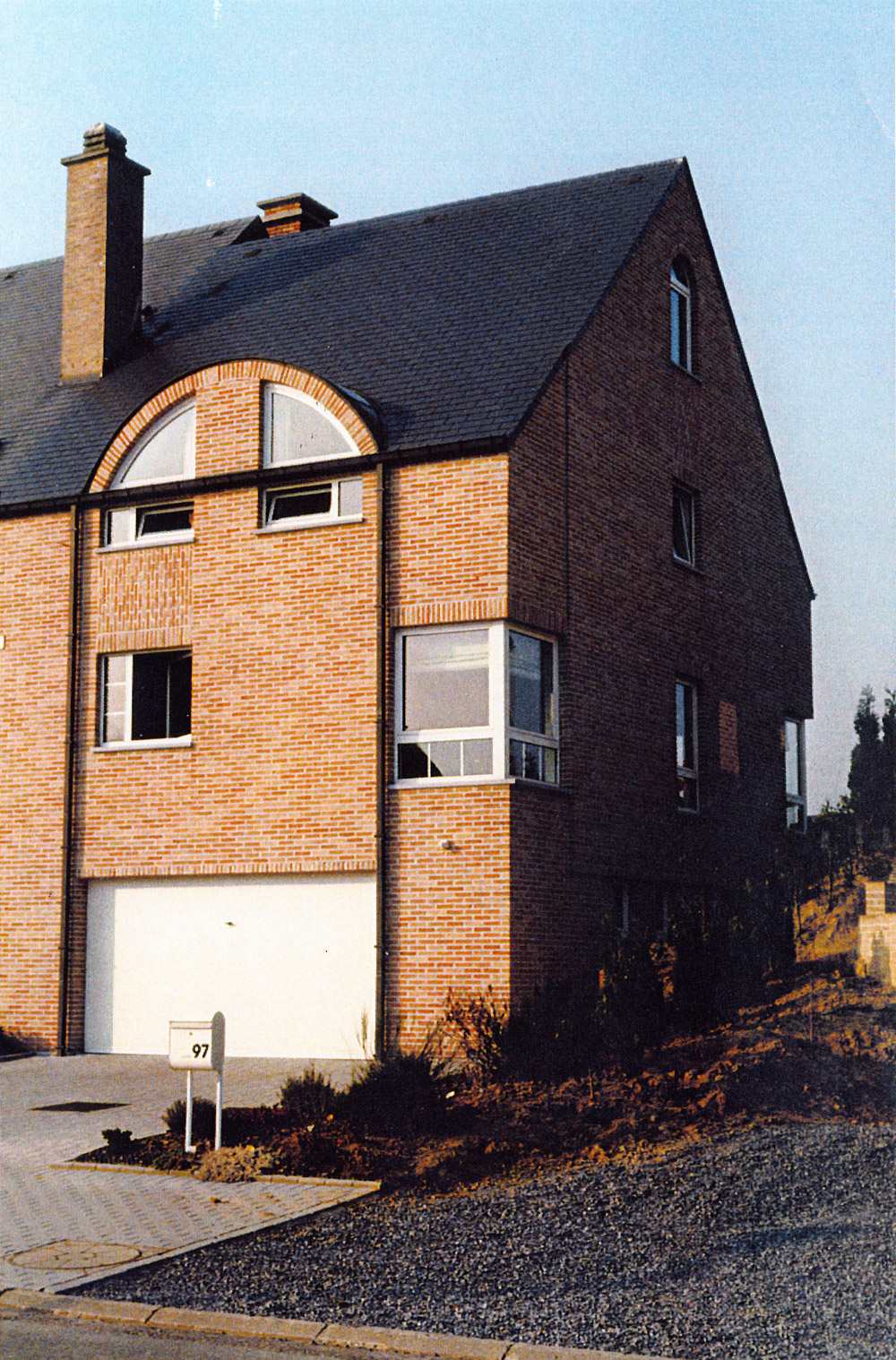 Détail de façade et toiture de la construction neuve