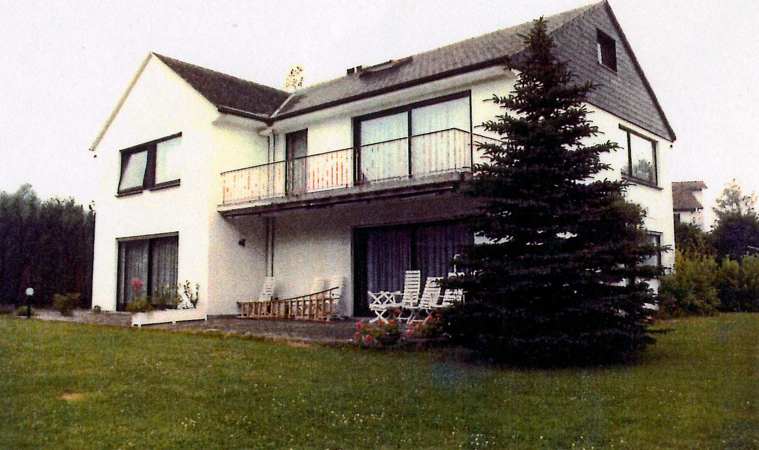 Façade rénovée avec extension contemporaine