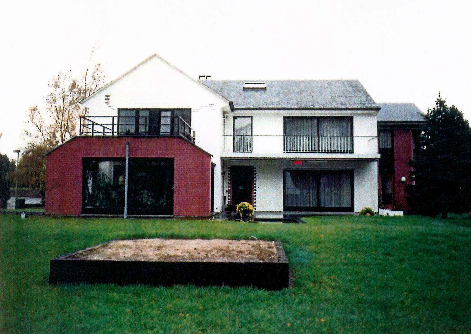 Terrasse et jardin aménagés autour de l'agrandissement de villa