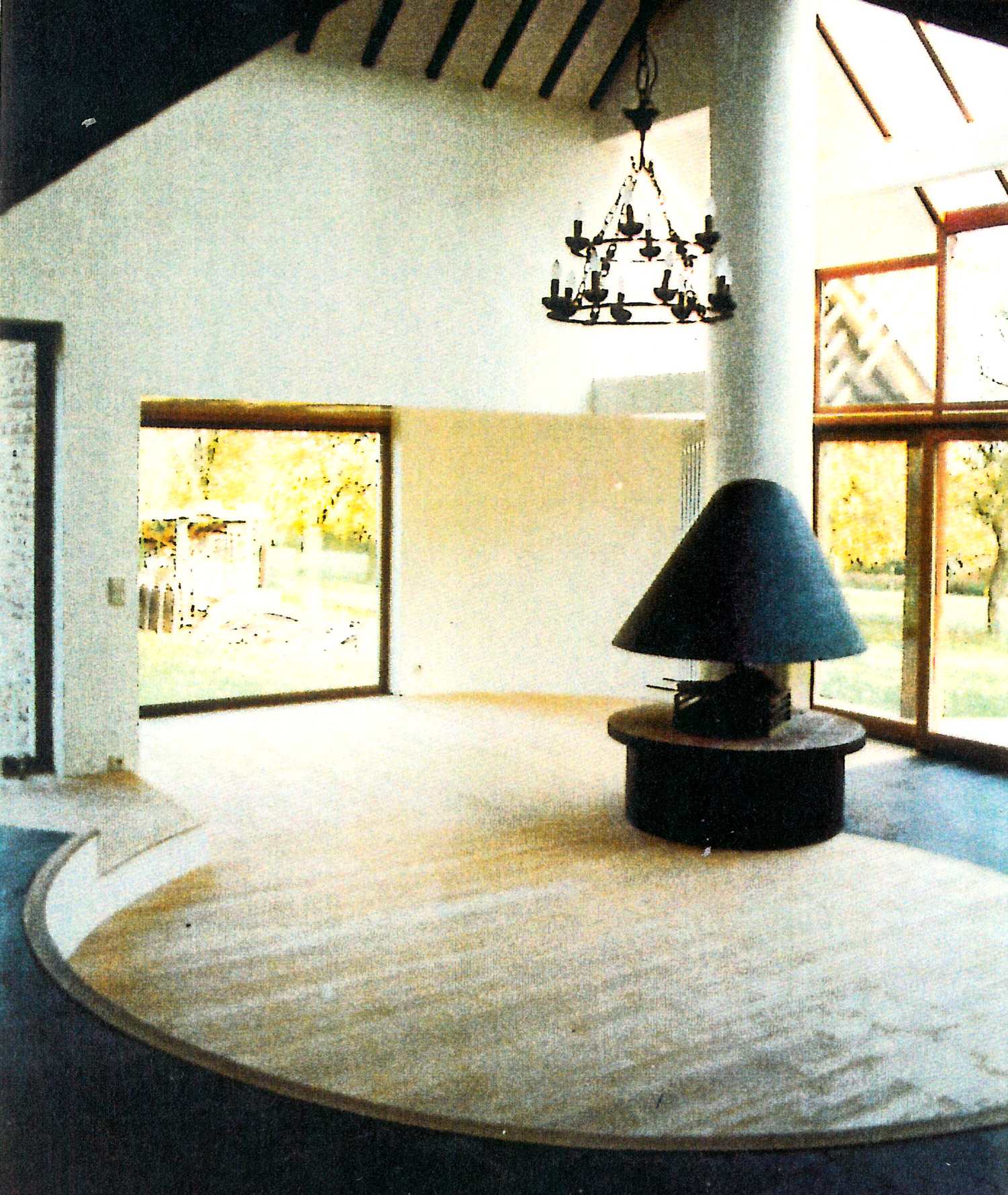 Espace intérieur transformé avec parquet et escalier courbe