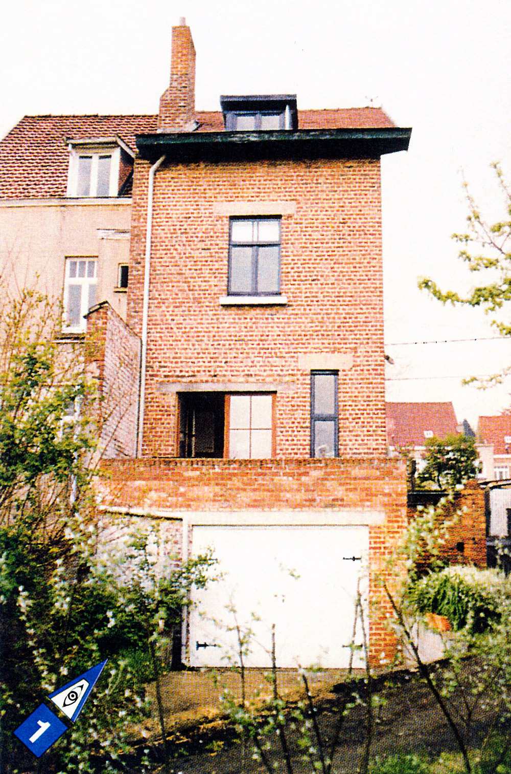Façade en brique de la maison avant rénovation à Wezembeek-Oppem