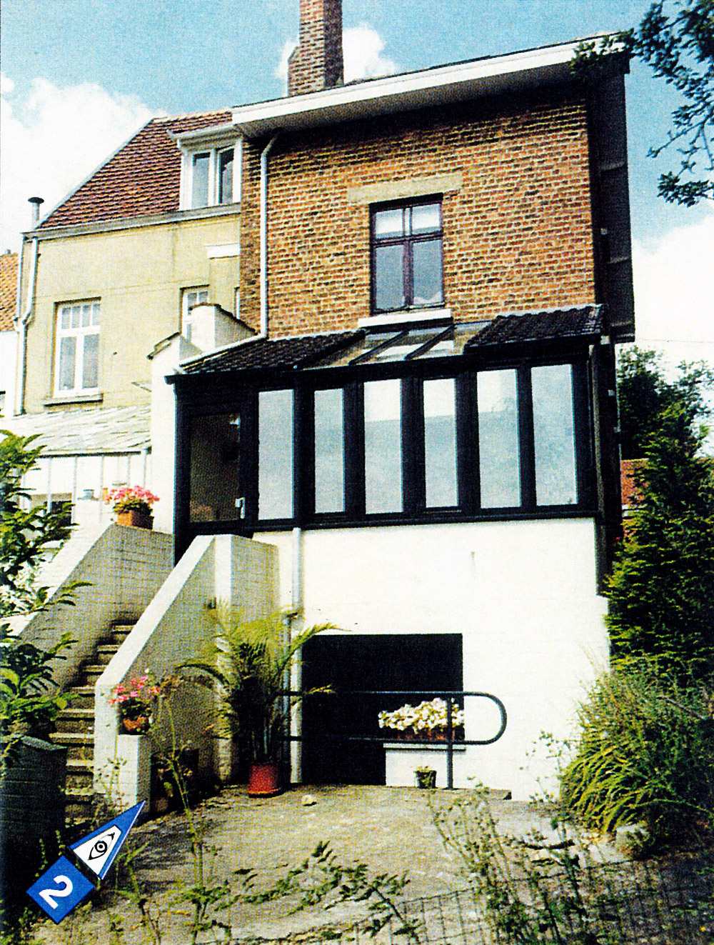 Façade arrière et jardin de la maison rénovée à Wezembeek-Oppem