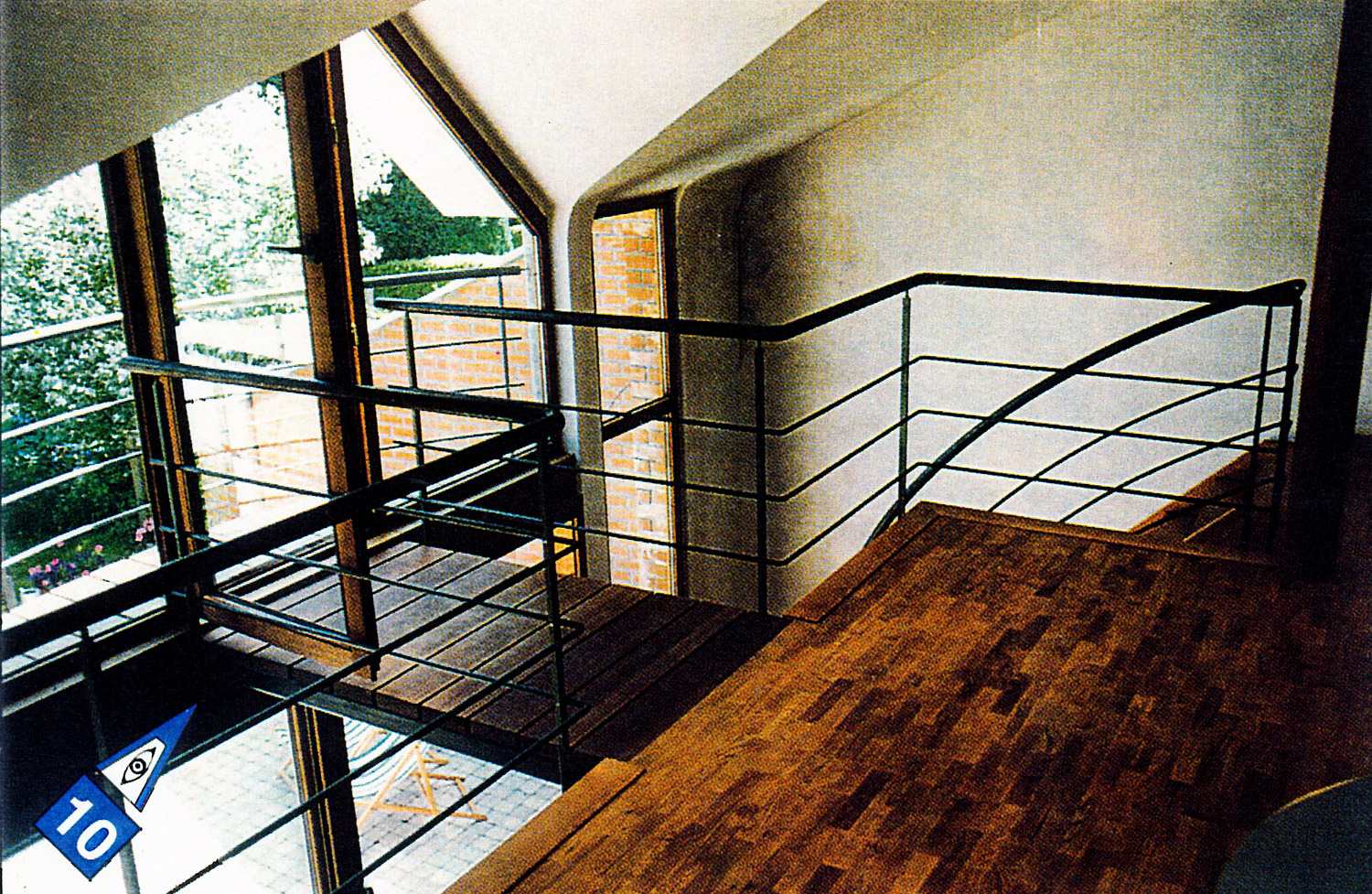 Volume rénové avec balcon et grandes ouvertures