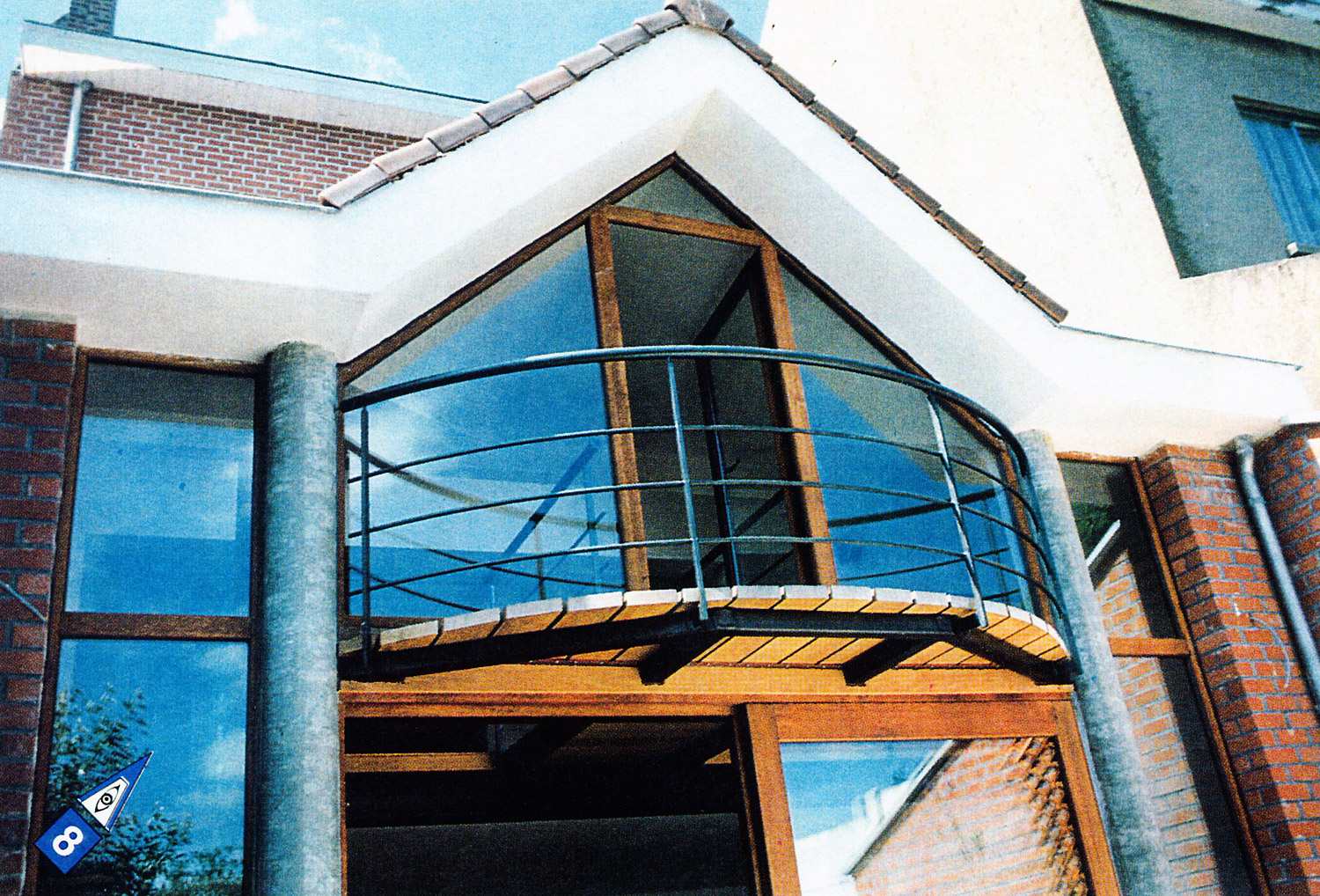 Façade rénovée avec balcon et baie vitrée